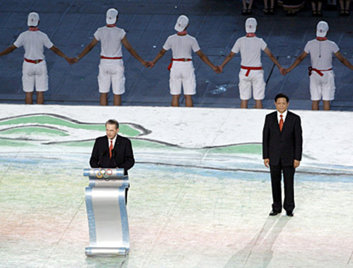 Nächster Programmpunkt waren die Ansprachen von Bocog-Präsident Liu Qi und IOC-Präsident Rogge. Letzterer gratulierte China zu "einem wahrgewordenen Traum" und warnte gleichzeitig vor Doping. Rogge appellierte an die Athleten, an ihre Vorbildwirkung zu denken.