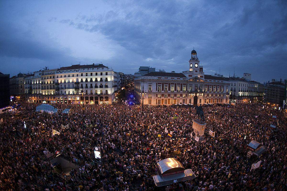 Kurz vor dem Gründungstag der "Empörten"-Bewegung in Spanien haben am Samstag, den 12. Mai, in zahlreichen Städten zehntausende Menschen gegen die Sparmaßnahmen der konservativen Regierung von Mariano Rajoy (Volkspartei/PP) protestiert.