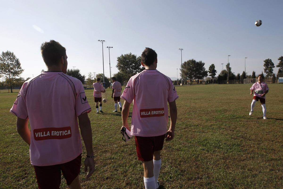 Passend dazu laufen die Kicker nicht mehr in Rot, sondern in Rosa auf.