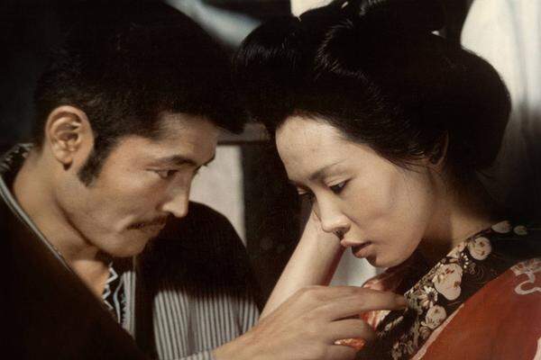 Schmerzvoll ist das Ende des japanischen Films "Im Reich der Sinne" (Ai no korīda) aus dem Jahr 1976. Die völlig Tabu-freie Lust endet mit dem Tod des männlichen Protagonisten Kichizo, der von seiner Geliebten beim Akt getötet und von seinem Penis "befreit" wird. Der Film von Nagisa Oshima löste einen Eklat aus, als er bei der Berlinale 1976 gezeigt werden sollte. Die Staatsanwaltschaft zog ihn ein. 1978 wurde er freigegeben.