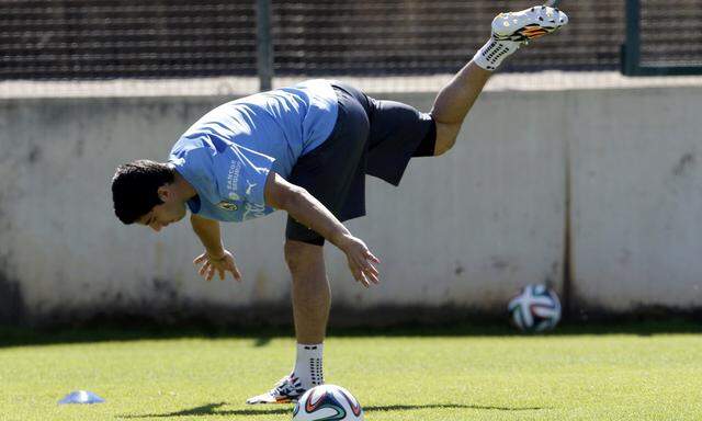 Uruguay´s Suarez exercises during a training session at Jacare stadium in Sete Lagoas