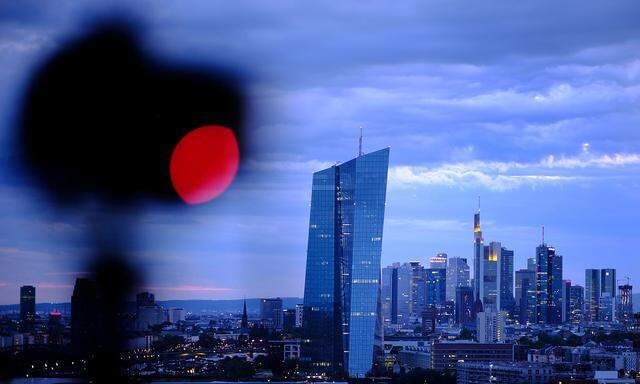 Archivbild: Die Frankfurter Skyline mit dem EZB-Gebäude