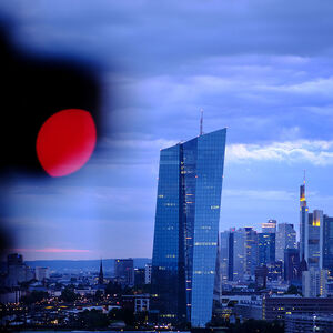 Archivbild: Die Frankfurter Skyline mit dem EZB-Gebäude