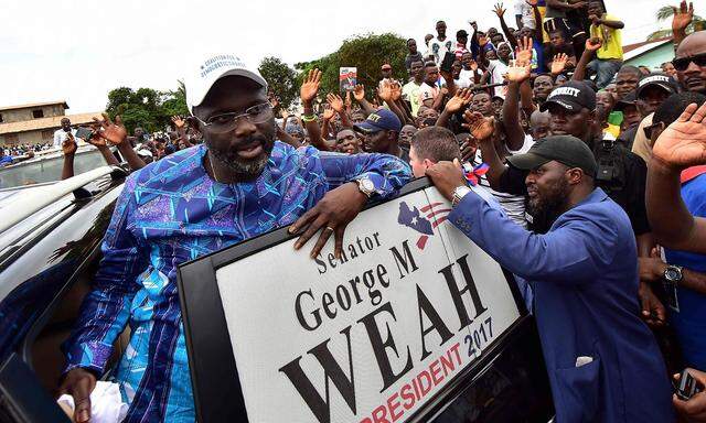 George Weah ist ein Ex-Fußballstar, der Chancen auf das Präsidentenamt in Liberia hat.