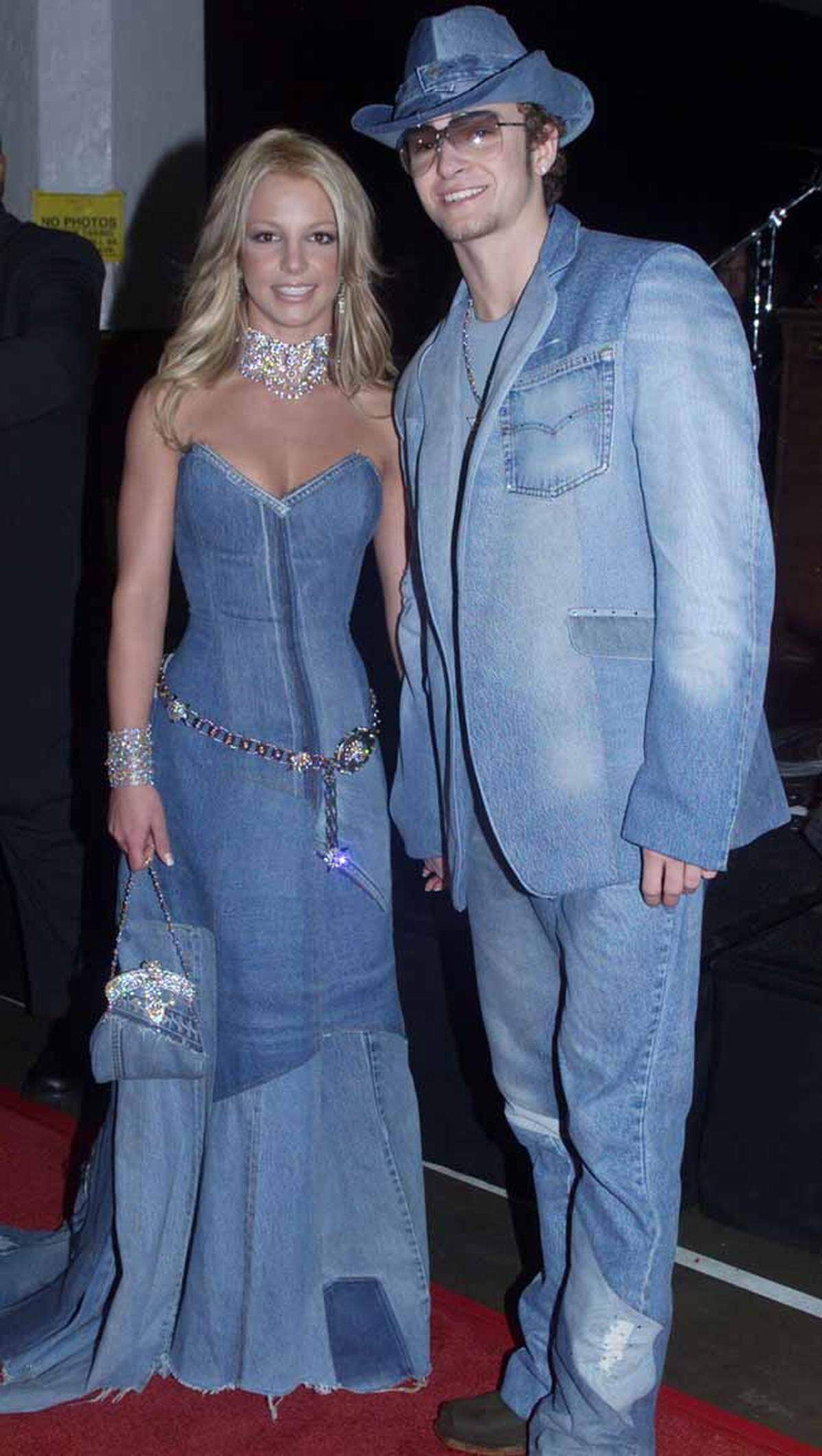 Britney Spears und Justin Timberlake zeigten 2001 im Partnerlook, wie sehr Jeans auf Jeans damals im Trend lagen. Das gleiche Outfit wird so schnell wohl nicht wieder der Öffentlichkeit gezeigt, Denim von Kopf bis Fuß trägt man aber wieder.  