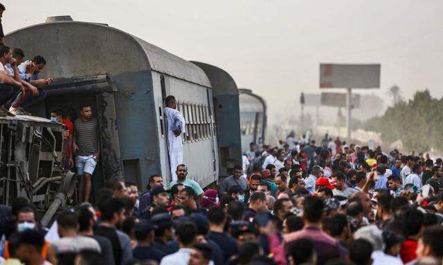 TOPSHOT-EGYPT-TRANSPORT-RAIL-ACCIDENT