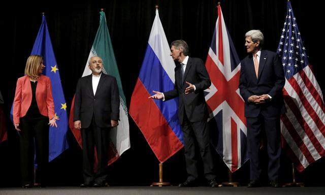 FILE PHOTO: British Foreign Secretary Philip Hammond, U.S. Secretary of State John Kerry and European Union High Representative for Foreign Affairs and Security Policy Federica Mogherini talk to Iranian Foreign Minister Mohammad Javad Zarif in Vienna