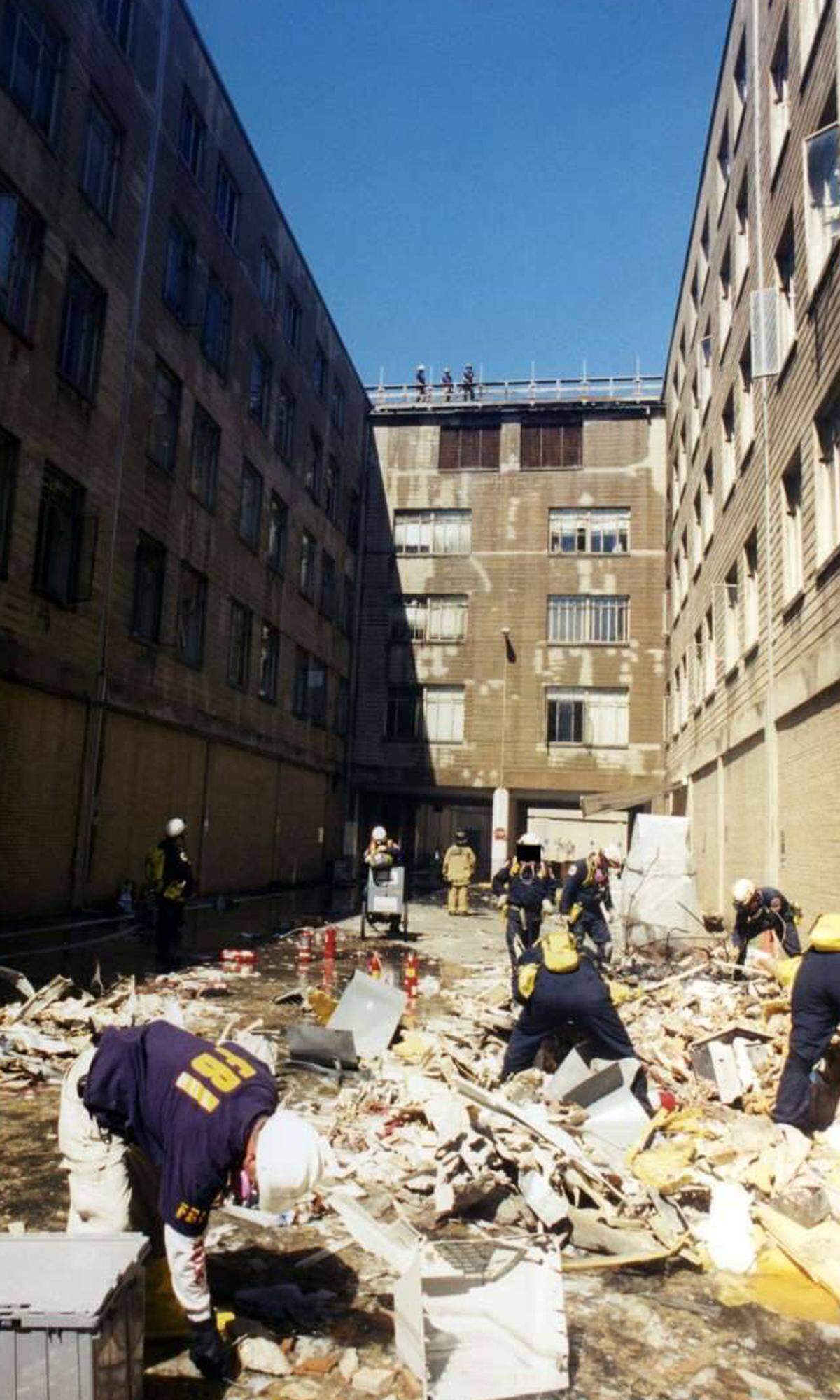 Mitglieder des Terrornetzwerks Al-Kaida hatten am 11. September 2001 Passagierflugzeuge entführt und in die Zwillingstürme des World Trade Center in New York sowie in das Verteidigungsministerium bei Washington gesteuert.