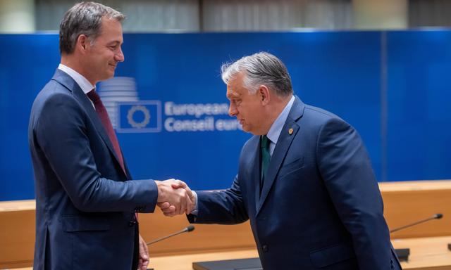 Belgiens Ministerpräsident Alexander De Croo (links) übergab am Montag den EU-Ratsvorsitz an seinen ungarischen Amtskollegen Viktor Orbán.