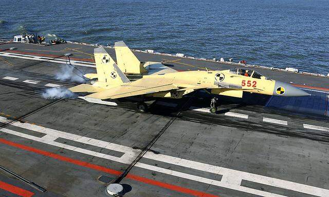 Kampfjet landet auf Chinas erstem Flugzeugträger