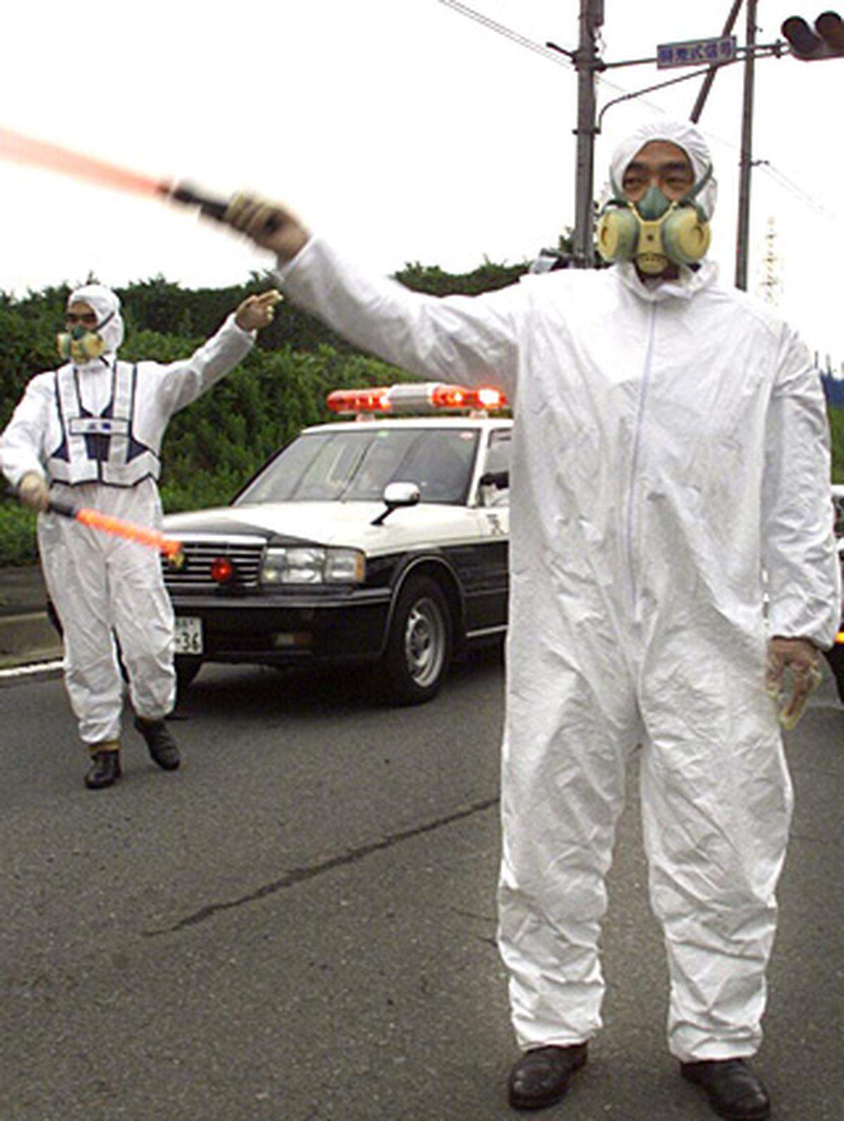 Zwei Arbeiter werden getötet, als in einer Uranverarbeitungsanlage im Dorf Tokaimura nordöstlich von Tokio radioaktive Strahlung austrat. Dieser bis dahin schwerste Atomunfall in der Geschichte des fernöstlichen Inselreiches war das Ergebnis von Kosteneinsparungen und dilettantischer Arbeit.