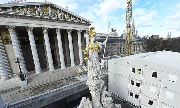 Insgesamt wurden 2018 rund 40.000 Quadratmeter (Stein, Terrazzo, Parkett) an Bodenbelägen abgebaut, die darunterliegenden Beschüttungen abgesaugt und die bestehenden Decken statisch verstärkt.