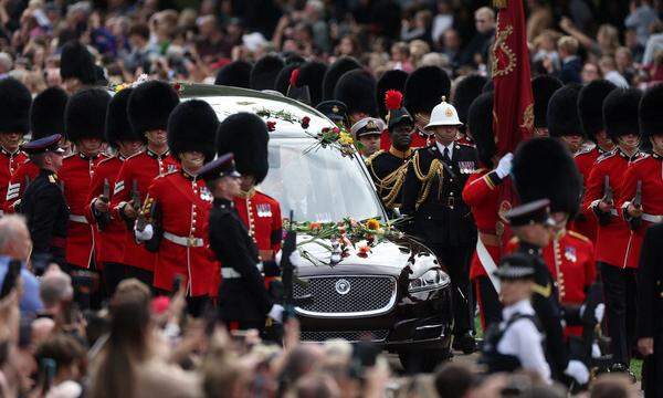 Der Leichenwagen mit dem Sarg der verstorbenen Königin Elizabeth II. ist auf Schloss Windsor eingetroffen. Auf der finalen Etappe ihrer letzten Reise gaben der Queen noch einmal Hunderte Militärangehörige und Würdenträger das Geleit.  