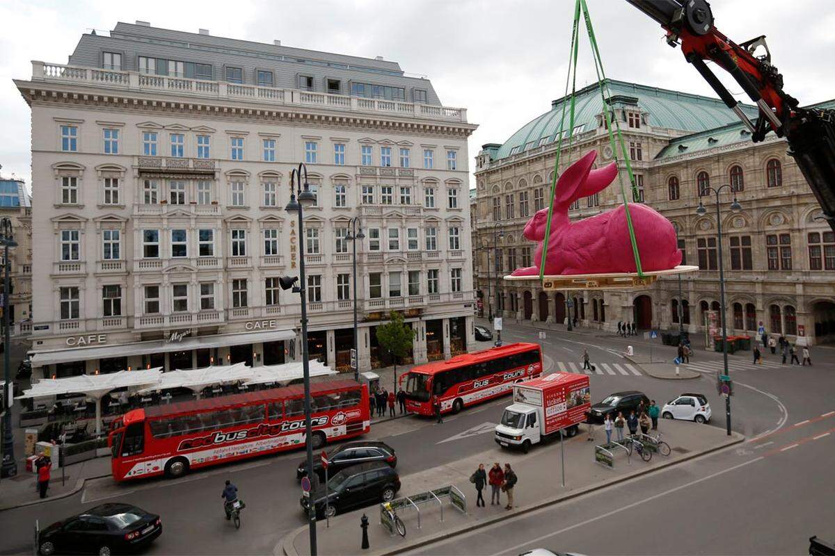 Mit der deutlich sichtbaren Abstraktion des pinken Hörl-Hasen wolle man auch auf die Künstlichkeit des "Feldhasen" hinweisen.