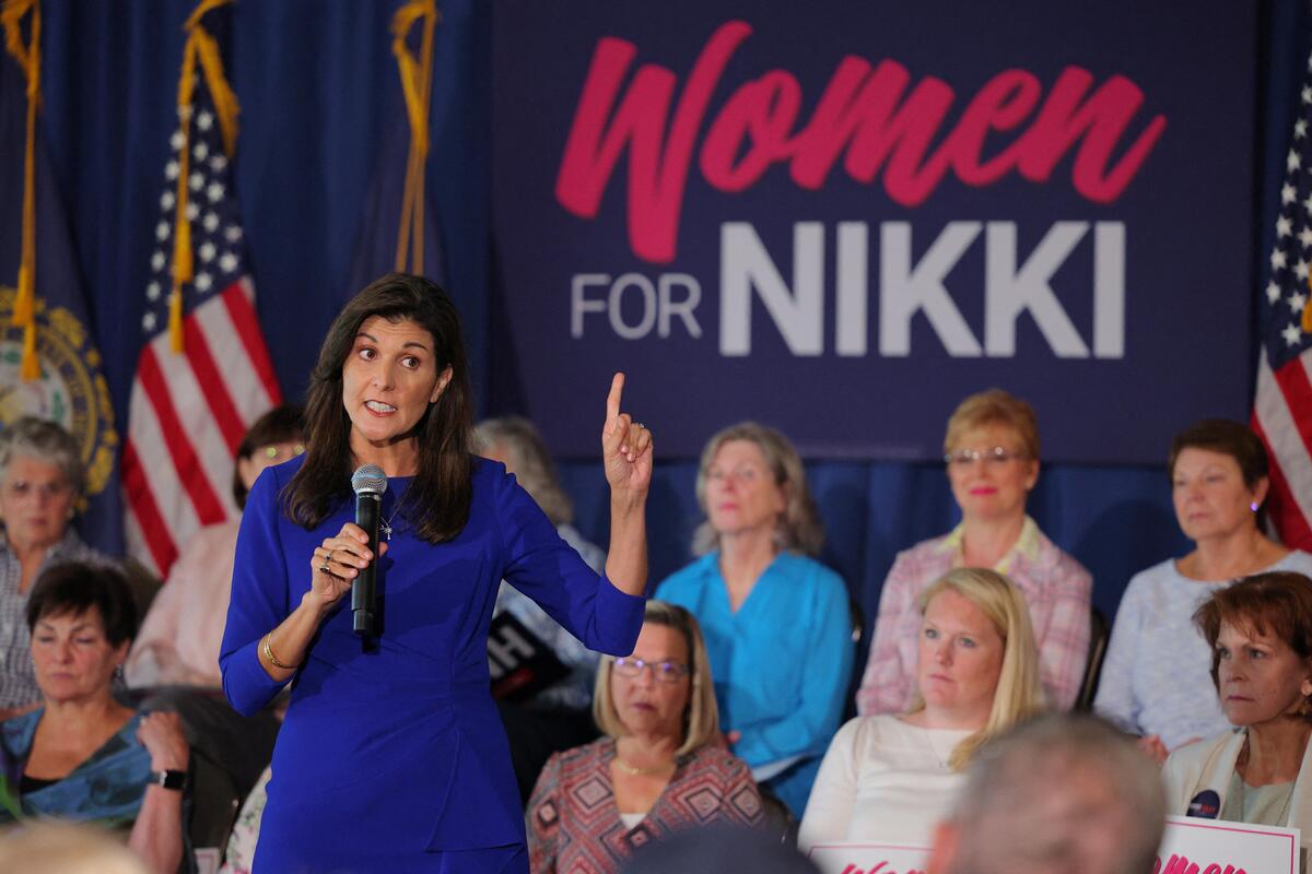 Nikki Haley: Die ehemalige Gouverneurin von South Carolina und Trumps Botschafterin bei den Vereinten Nationen hat Ihre Kampagne im Februar begonnen. Sie hebt ihr relativ junges Alter im Vergleich zu Biden und Trump sowie ihre Herkunft als Tochter zweier indischer Einwanderer hervor. Haley hat sich in der republikanischen Partei einen Ruf als solide Konservative erworben, die in der Lage ist, geschlechts- und ethnienspezifische Themen glaubwürdiger als viele ihrer Mitstreiter anzusprechen. Sie hat sich auch als standhafte Verfechterin von US-Interessen im Ausland profiliert. Unter den republikanischen Wählern erhält sie derzeit etwa vier Prozent Unterstützung. 