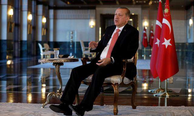 Das knappe Ergebnis des Verfassungsreferendums hat Recep Tayyip Erdoğan trotzdem gestärkt.