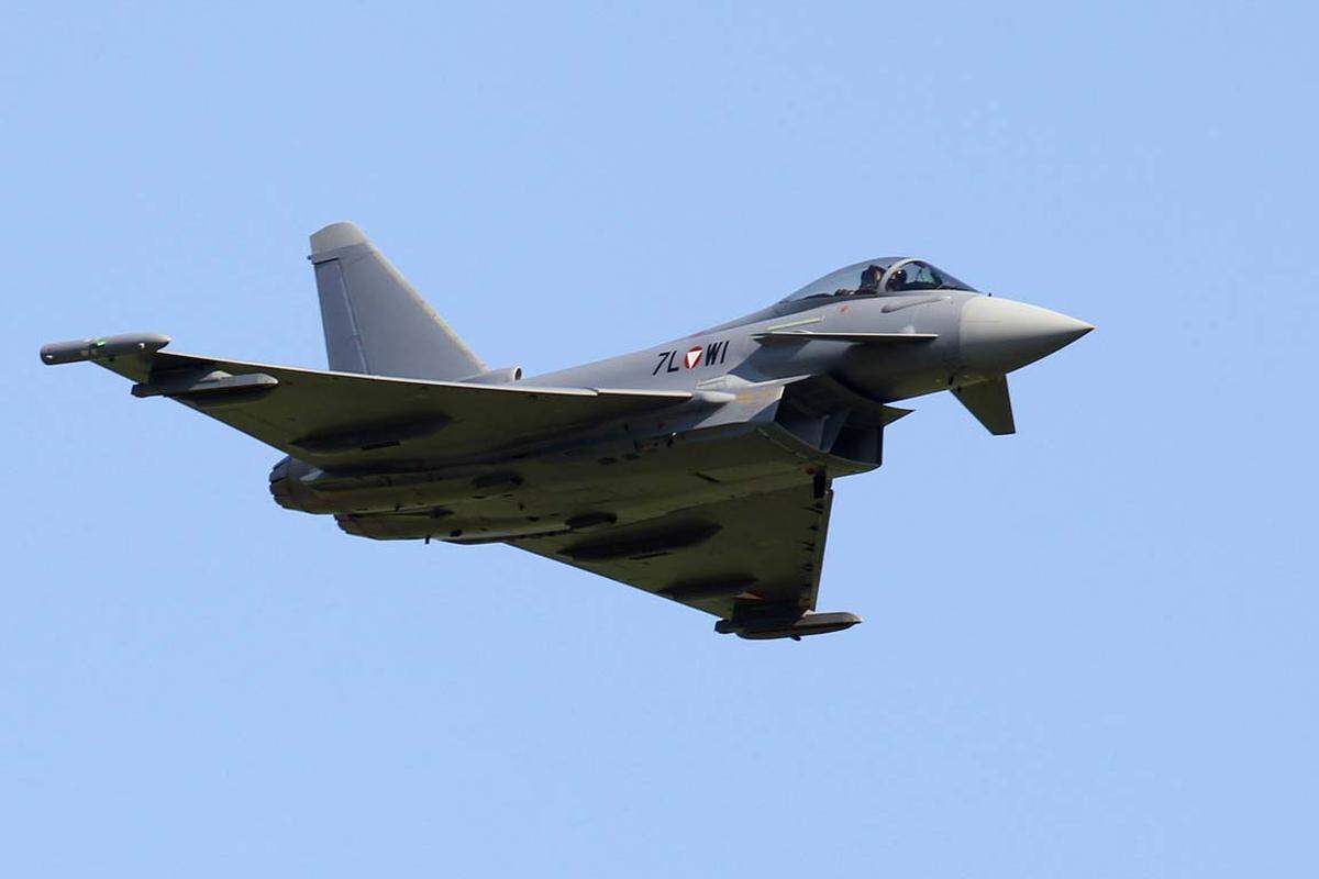 Eröffnet wurde die Flugshow mit der Ankunft eines Eurofighters Typhoon des österreichischen Bundesheeres ...