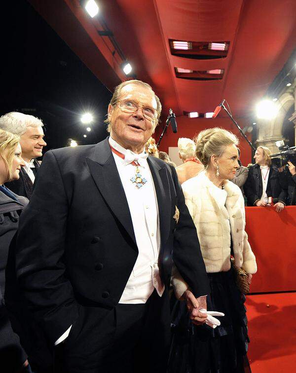 James Bond Darsteller Sir Roger Moore mit seiner Frau Kristina Tholstrup, auch für ihn war es eine Premiere.