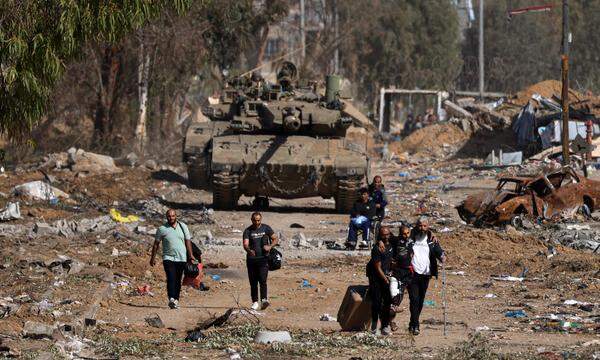 Zivilisten verlassen den verwüsteten Norden des Gazastreifens.