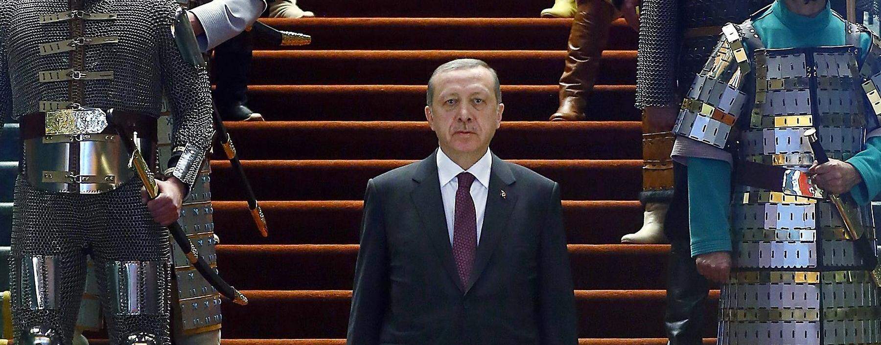 Anklänge ans Osmanische Reich. Recep Tayyip Erdoğan in seinem Präsidentenpalast. 