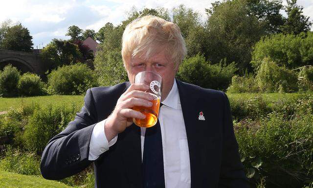 Ein Pint Bier geht für den britischen Premier Boris Johnson immer. Bei der Lockdown-Party im Garten seines Regierungssitzes im Mai 2020 war es eines zu viel. 