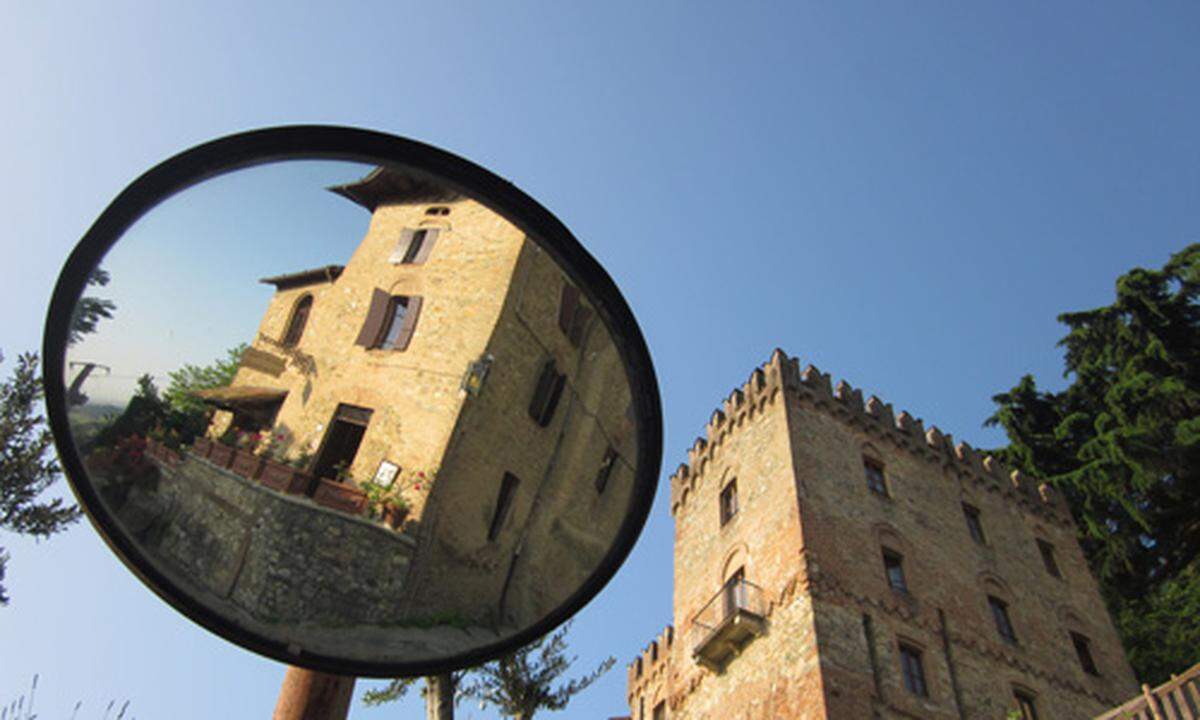 In der Emilia Romagna florieren Burgen wie beispielsweise das Tabiano Castello, nicht weit von Parma, das sich in ein Hotel verwandelt hat: www.tabianocastello.com 