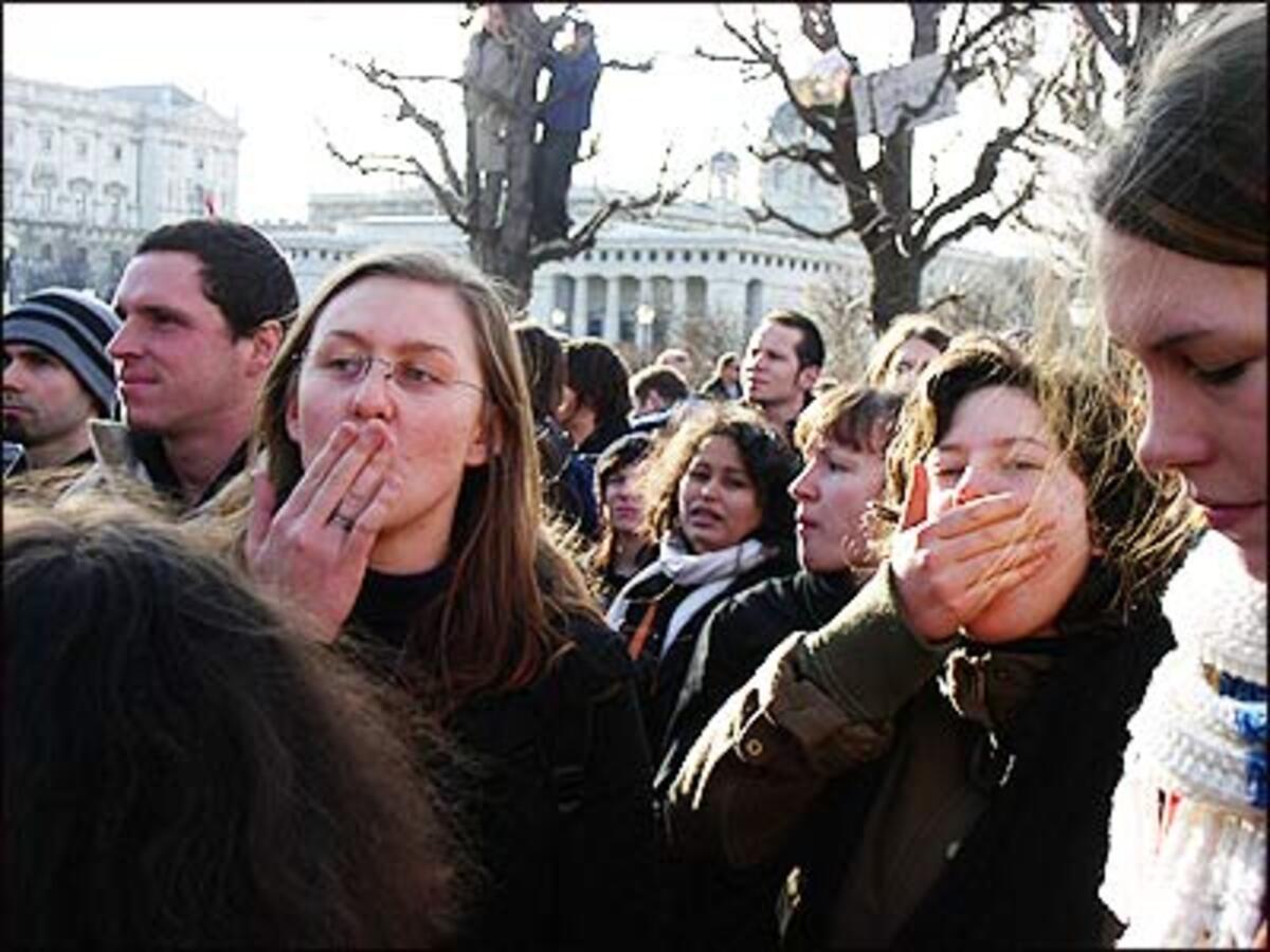 Einige machten ihrem Unmut mit "Winnetou-Tönen" Luft und protestierten so gegen die "Entmündigung der Studenten".