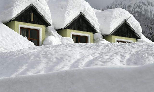 Schnee auf Dächern am Montag in Lackenhof am Ötscher in Niederösterreich.