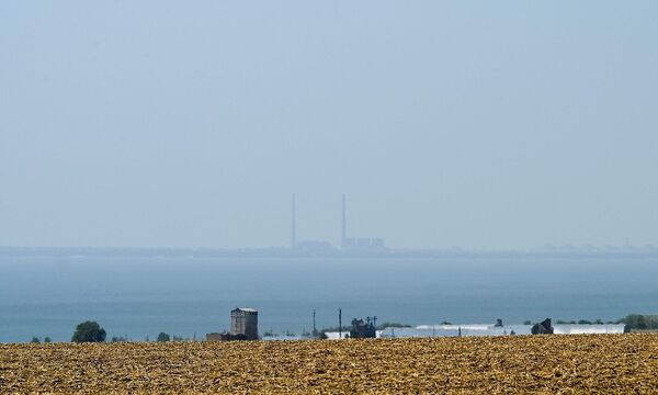 Diese Aufnahme vom 13. August 2022 aus Wyschtschetarassiwka zeigt das Kernkraftwerk Saporischschja auf der anderen Seite des Flusses Dnipro.