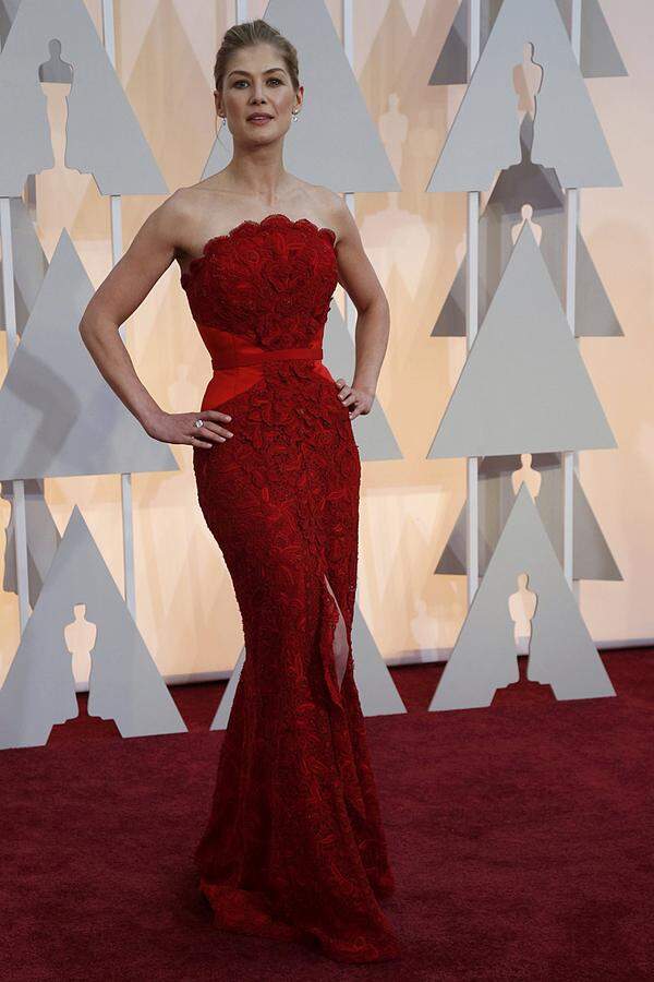 Rosamund Pike war David Finchers "Gone Girl" und wurde für den Oscar als beste Hauptdarstellerin nominiert und ging leer aus. Givenchy streute dennoch Rosen.