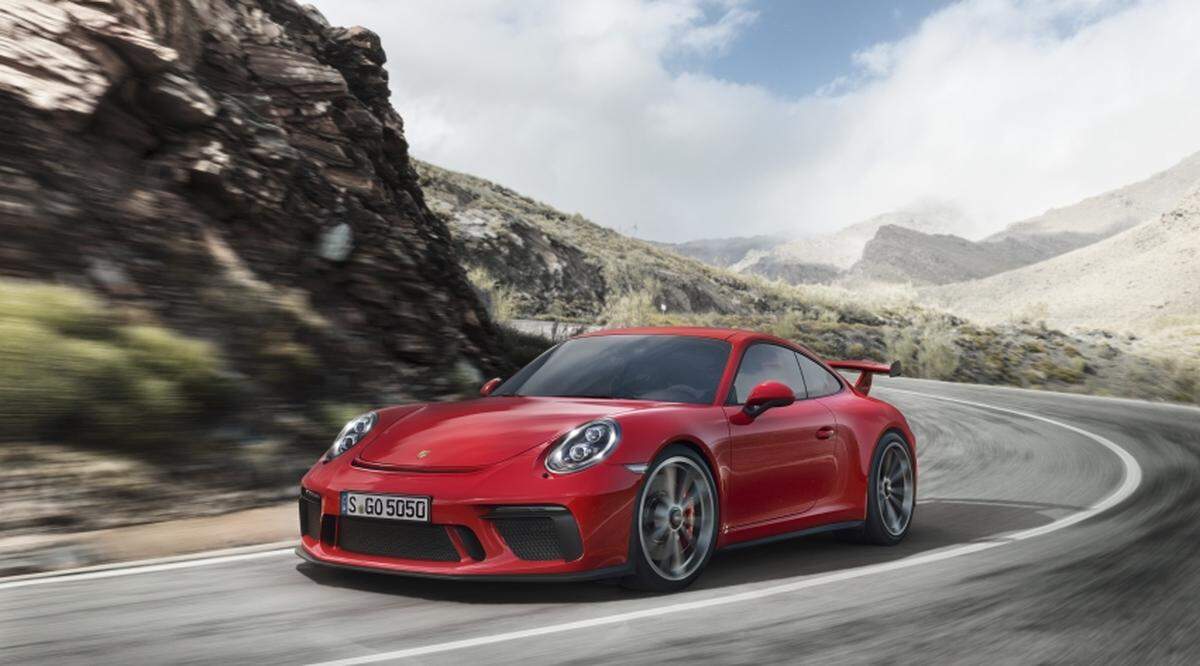 Erwartungsgemäß noch schneller lässt sich der neue GT3 aus dem Hause Porsche bewegen. Der "Elfer für Sport und Straße" stürmt bei Bedarf in 3,9 Sekunden auf 100 km/h,...