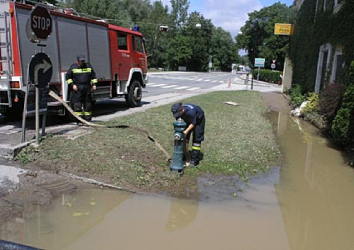 "Dort, wo es extrem geschüttet hat, sind Mengen gefallen, die es normal in zwei Monaten gibt", erklärte ZAMG-Meteorologe Gerhard Hohenwarter.