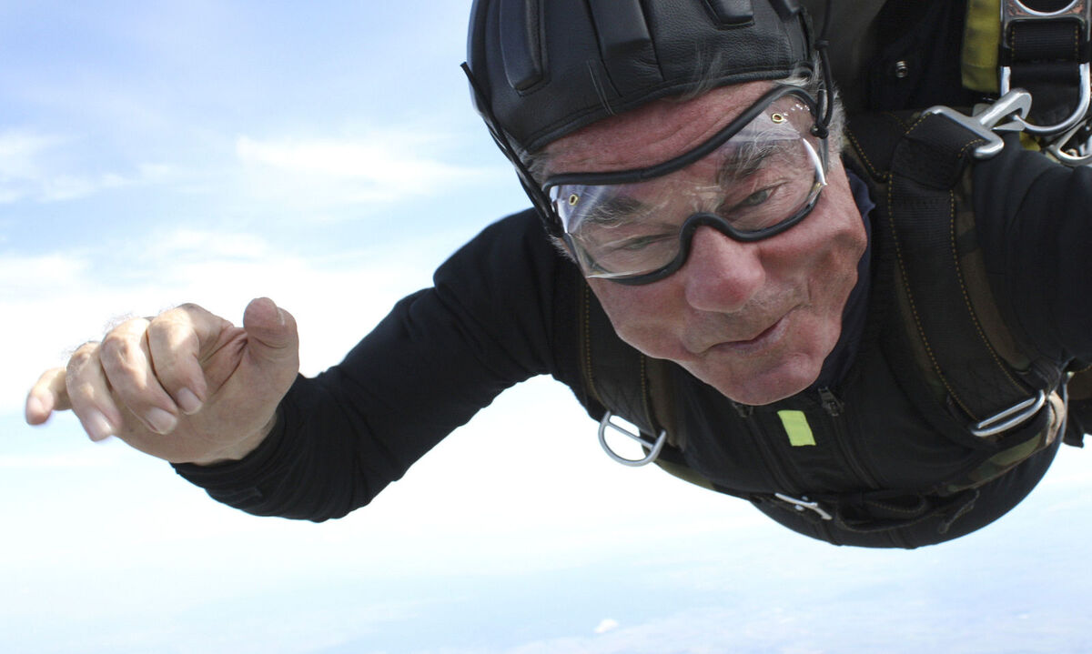 BUNDESPRAeSIDENT FISCHER WAGT FALLSCHIRMSPRUNG