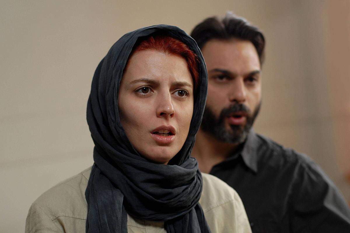 von Asghar Farhadi, 2011 Das vielschichtige und bewegende Drama bekam den Goldenen Bären und den Fremdsprachen-Oscar. Im Zentrum steht ein Paar, das sich scheiden lassen will, weil sie - mit der gemeinsamen Tochter - aus dem Iran auswandern möchte. Er will bei seinem dementen Vater bleiben, dann beschuldigt ihn dessen streng gläubige Pflegerin der Gewalttat.