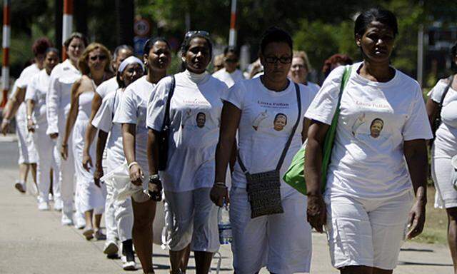 Jeden Sonntag kommt es zum Protestmarsch der Damen in Weiß