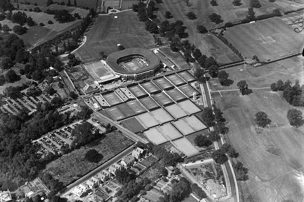 Weitere Bilder von 'Britain from Above'.All England Lawn Tennis and Croquet Club, Wimbledon, 1923