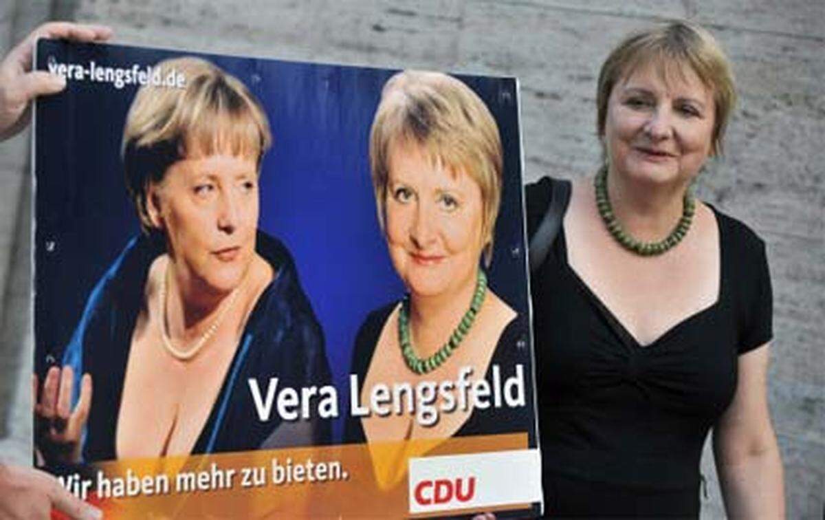 Auch in Deutschland sorgte schon so manches Wahlplakat für großes Aufsehen. So etwa ein Plakat, das im Berliner Wahlbezirk Kreuzberg-Friedrichshain 2009 hing. Es zeigt zwei Frauen mit tiefem Dekolleté: Die Kanzlerin und CDU-Chefin Angela Merkel und rechts daneben Vera Lengsfeld, CDU-Bundestagsabgeordnete und ehemals DDR-Bürgerrechtlerin der ersten Stunde. Darunter der Slogan: "Wir haben mehr zu bieten."