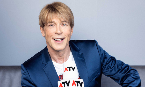 In ATV moderiert Dominic Heinzl „Heinzl und die VIPs“ 