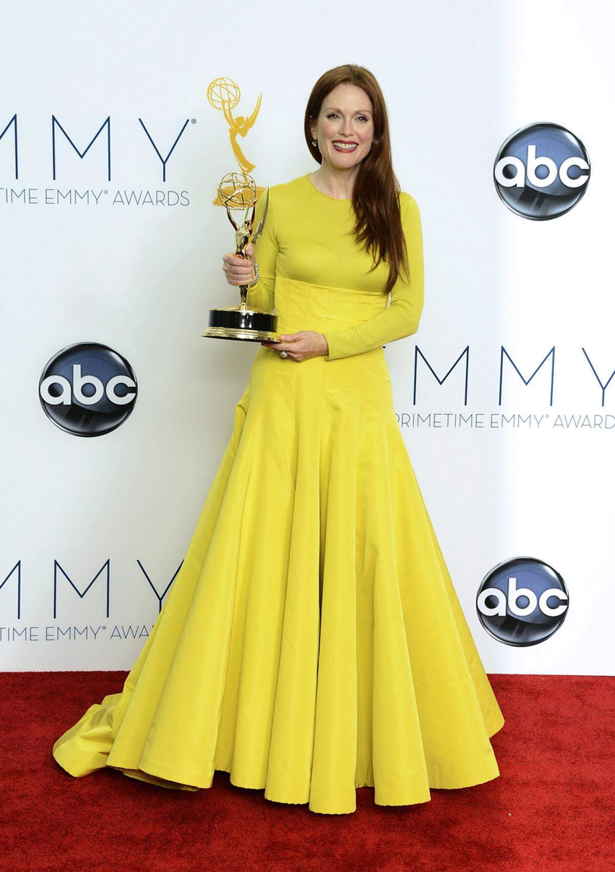 Julianne Moore, die für ihre Rolle als Sarah Palin in "Game Change" mit dem Emmy geehrt wurde, kam in einer leuchtend gelben Robe von Christian Dior.