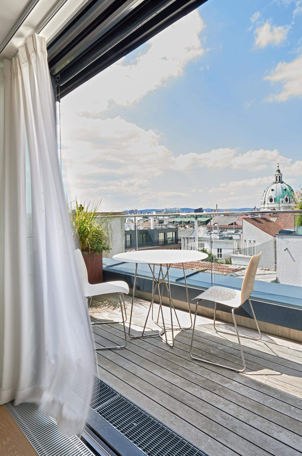 Ein Beispiel für große Ausblicke von ganz oben ist ein Penthouse mit 360-Grad-Terrasse, das derzeit in der Nähe des Palais Schwarzenberg in Wien zum Verkauf steht. Und in Sachen Ausblick nicht nur die Wiener Dachlandschaft, sondern auch die Türme der Karlskirche zu bieten hat.