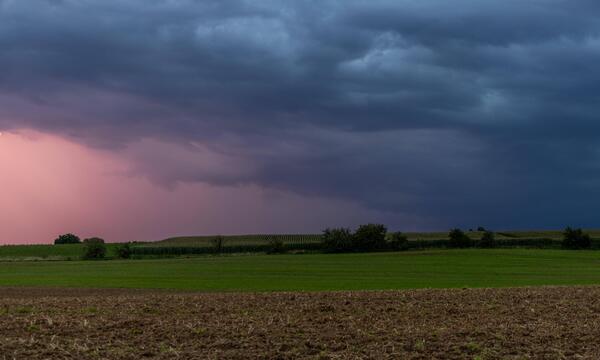 Unwetter auch in Hessen: Dunkle Wolken einer Unwetterfront mit schweren Gewittern sind am Abend über dem Taunus zu sehen.