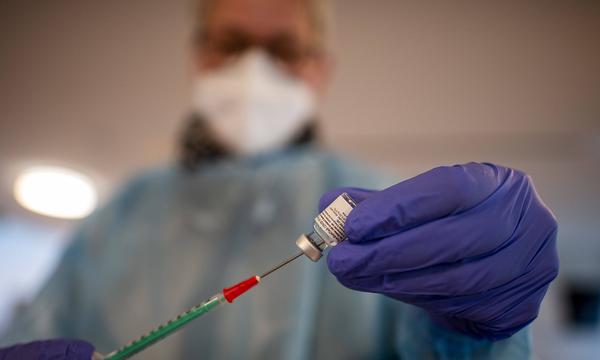 Corona-Schutzimpfung in einem Seniorenheim Eine Arzthelferin zieht eine Spritze mit dem Corona-Impfstoff von BioNTech P