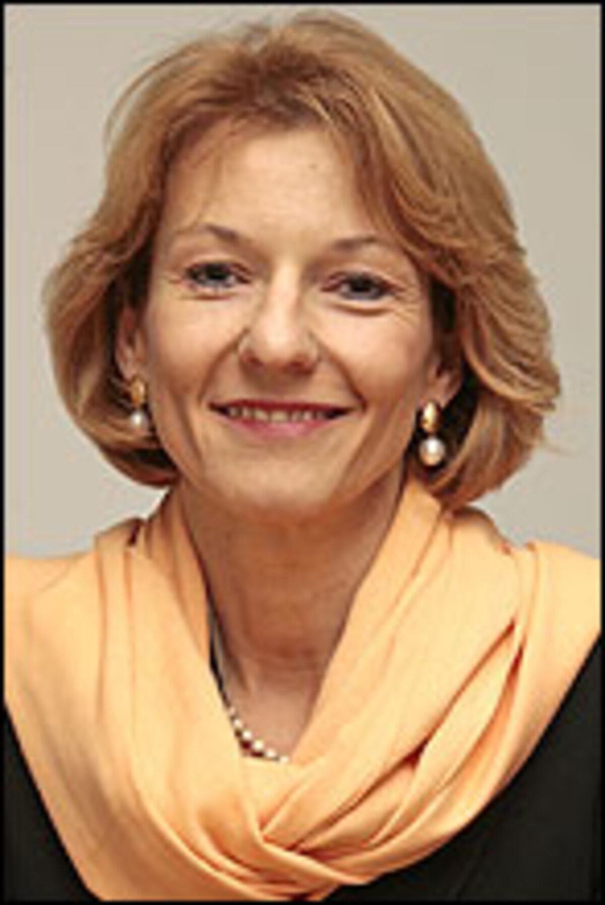 Die Leitung der BKS Bank-Direktion Villach für das Firmenkundengeschäft wird in den nächsten Wochen Mag. Sabine Lax ,42, übernehmen. Ihr Vorgänger, Mag. Nikolaus Juhász, leitet künftig die BKS Bank Direktion Graz.