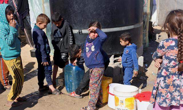 Kinder auf der Flucht im Gazastreifen.