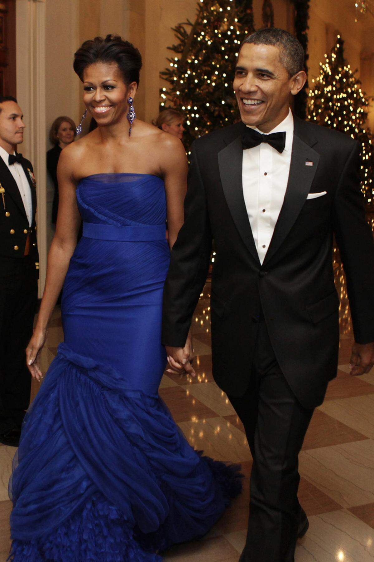 Für diese Verbindung aus einer blauen Vera-Wang-Robe und dem XXL-Ohrschmuck erntete Michelle Obama aus allen Windrichtungen Lob.