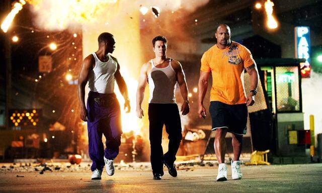 Ein Deppentrio in typischer Heldenpose: Anthony Mackie, Mark Wahlberg und Dwayne Johnson (v. l.) marschieren vom Schauplatz des Verbrechens. 