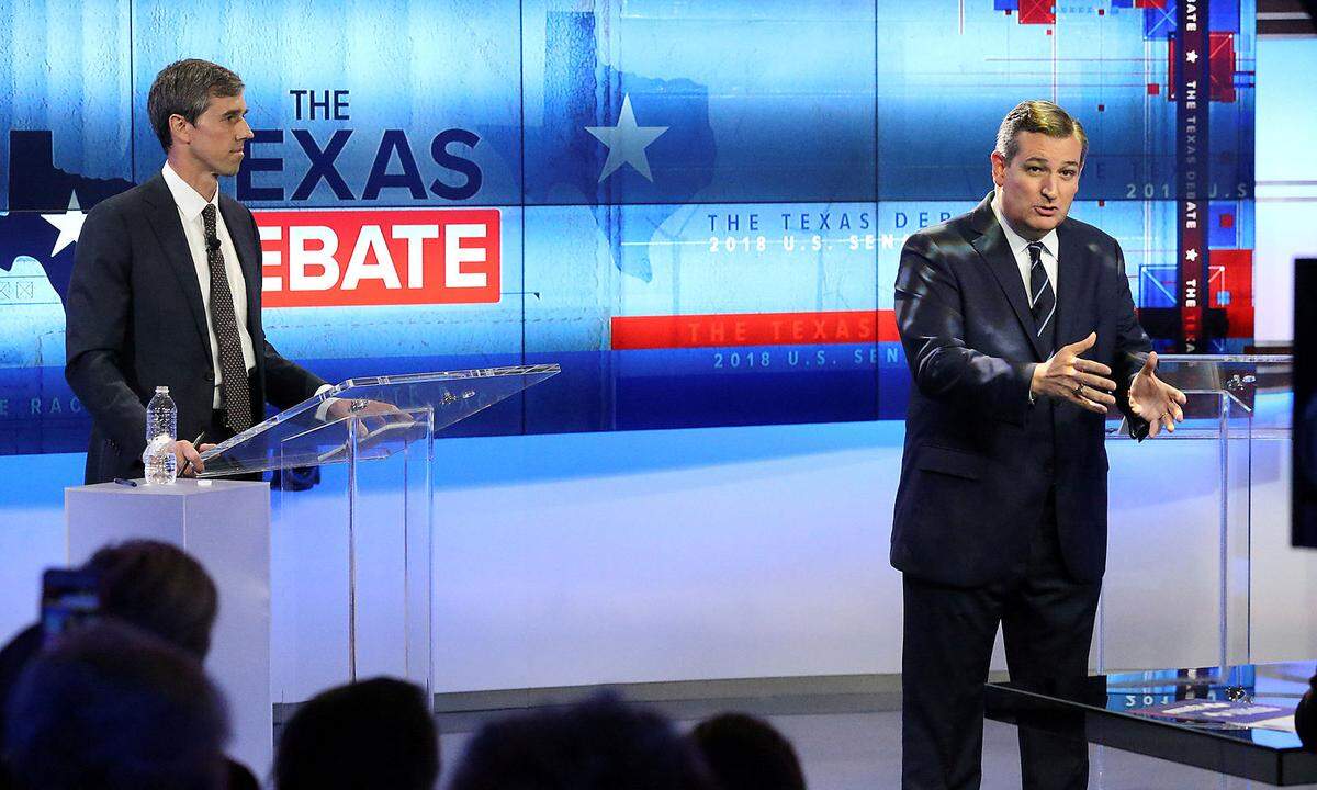 Aber im republikanischen Kernland Texas, gibt es durchaus Chancen für die Demokraten auf einen der beiden Senatssitze. "Das ist real, und es ist eine ernsthafte Bedrohung", schlug kürzlich der republikanische Senator von Texas, John Cornyn, gegenüber dem US-Portal "Politico" Alarm. Er selbst muss sich keine Sorgen machen, aber seinem Kollegen Ted Cruz (47, im Bild rechts) könnte es bei der Senatswahl in Texas an den politischen Kragen gehen. Cruz liegt in den Umfragen nur knapp vor seinem (hier im Wahlkampf zu sehenden) demokratischen Herausforderer Beto O'Rourke (46, im Bild links), der im zweitgrößten US-Staat von einem Wahlkampfauftritt zum nächsten eilt und auf Handyvideos statt Fernsehwerbung setzt. O'Rourke kommt entgegen, dass Cruz mit seinen erzkonservativen Positionen stark polarisiert. Zudem ist der Cowboy-Staat aufgrund von demografischen Veränderungen in den vergangenen Jahren sukzessive zum Hoffnungsterritorium für die Demokraten geworden.