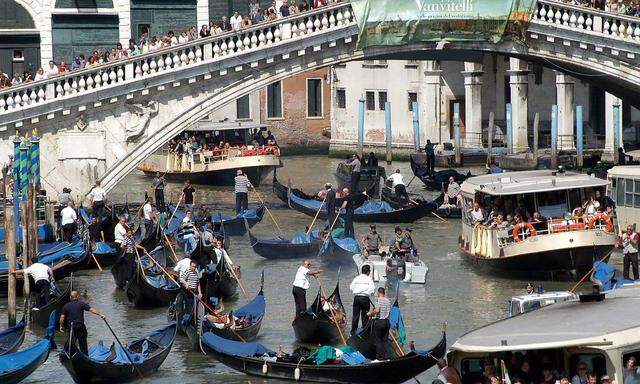 Archivbild: Die Rialto-Brücke in Venedig