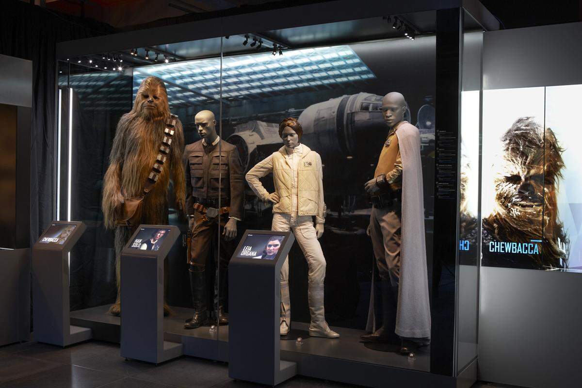 Auch passionierte "Star Wars"-Fans erfahren bei der Ausstellung womöglich Dinge, die sie nicht wussten: Etwa, dass Han Solos Begleiter Chewbacca in der Entwicklungsphase spitze Ohren hatte, Jabba The Hut anfangs gehen konnte und Boba Fett eine weiße Rüstung trug.