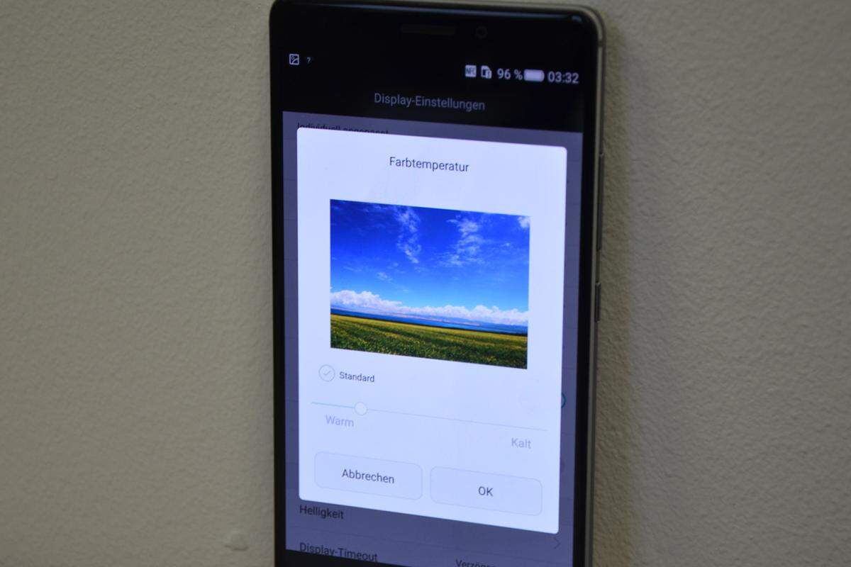 Und statt nur die Helligkeit regulieren zu können, kann auch die Farbtonwiedergabe eingestellt werden. Eine nette Spielerei, aber auch nicht mehr. Es empfiehlt sich die Standard-Einstellung beizubehalten. Und je farbintensiver es wird, umso mehr wird der Akku belastet.